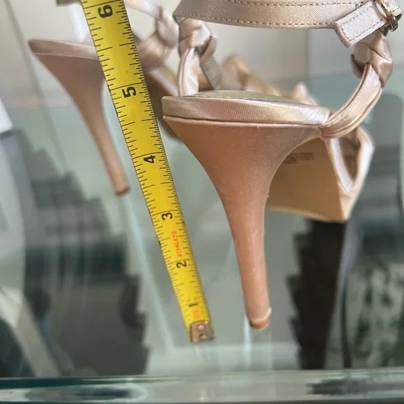 Champagne Kelly & Katie size 8 women’s satin sandal - Picture 7 of 7